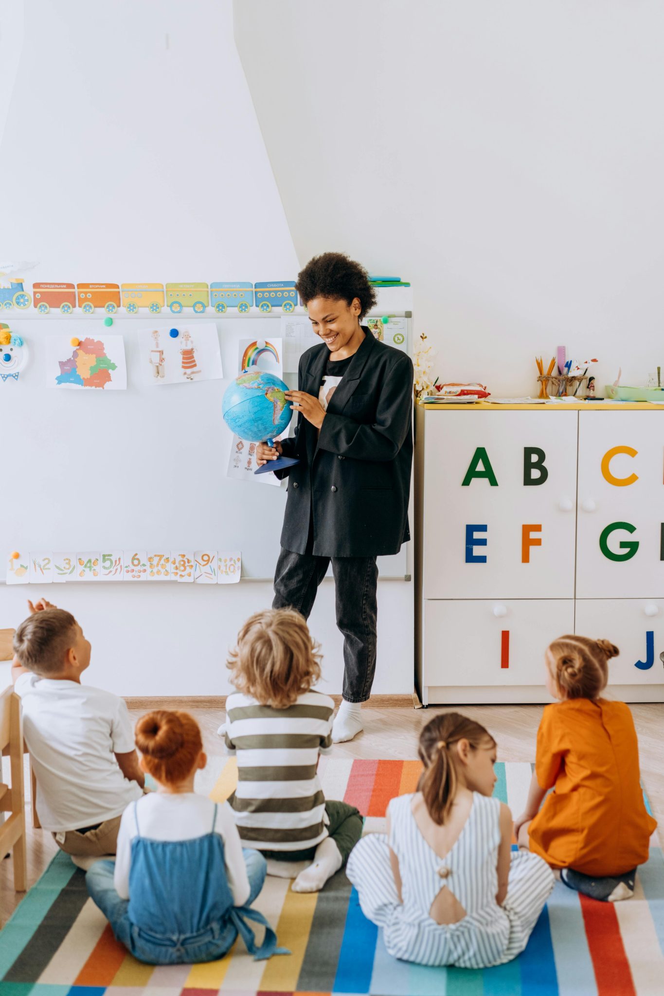 maestra niños dejando huella